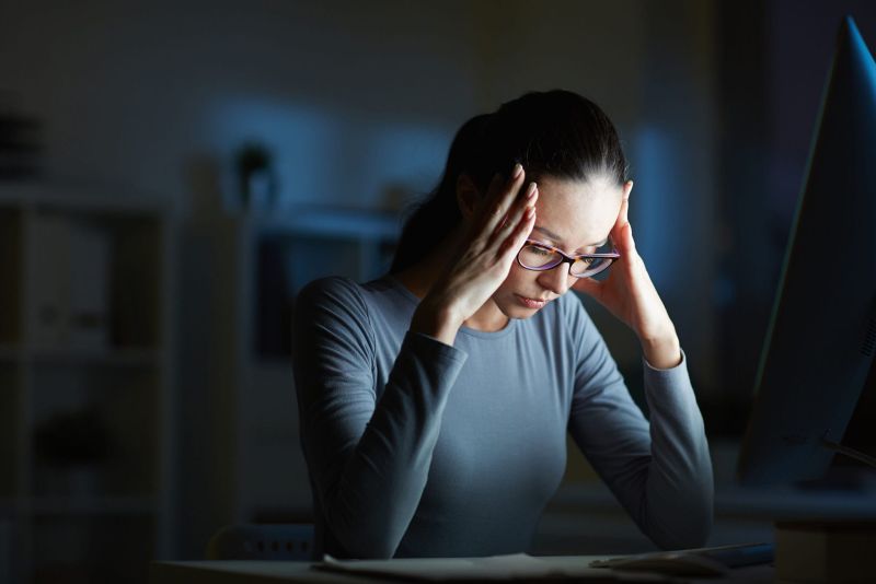 Los riesgos psicosociales en el trabajo pueden llevar a la depresión, la ansiedad, el estrés y a problemas físicos como enfermedades cardiovasculares, respiratorias y gastrointestinales