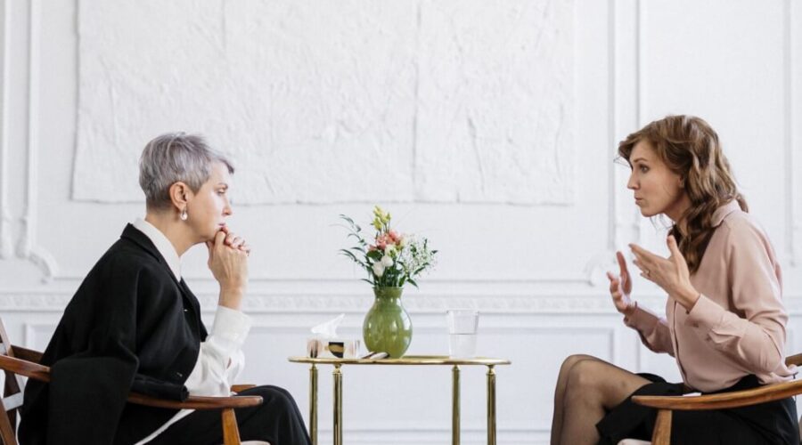 La psicoterapia puede llevar a beneficios como el cambio de pensamientos, conductas y sentimientos de la persona ante una situación determinada