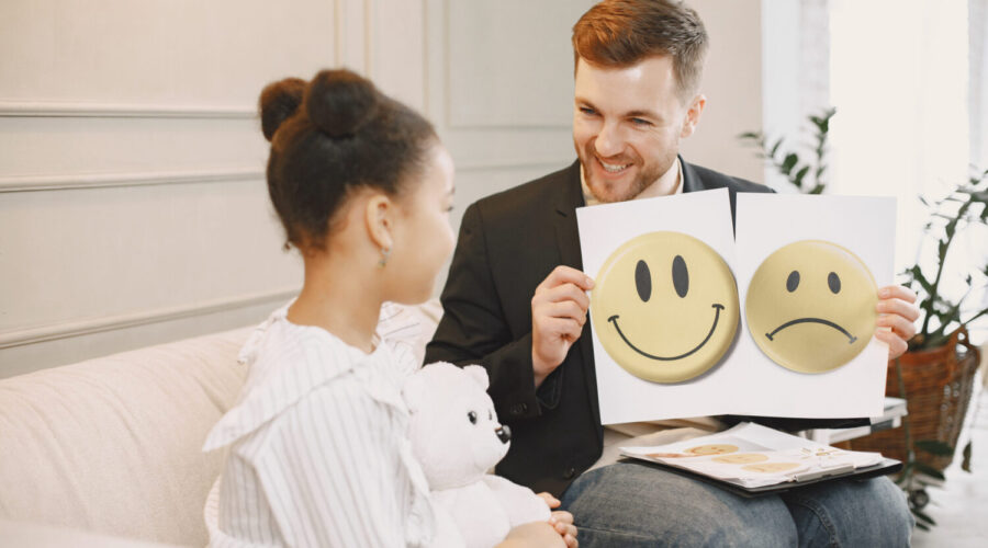 Cuando los padres, cuidadores principales o los mismos profesores se sientan preocupados por comportamientos o reacciones particulares en los niños y adolescentes pueden acudir a especialistas que ayuden a determinar el caso, sus causas y cómo abordarlo
